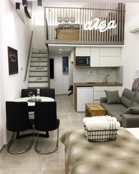 Kitchen or kitchenette, Living room, Seating area, Dining area, minibar, stove