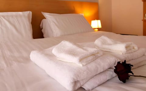 Bed, Bedroom, towels