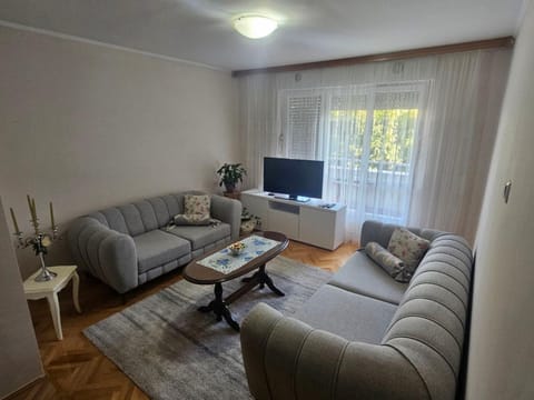 Communal lounge/ TV room, TV and multimedia, Living room, Seating area