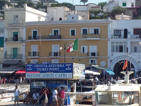 Capri Aquarium Friends House in Marina Grande