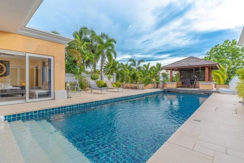 Patio, Garden view, Pool view, Swimming pool, sunbed
