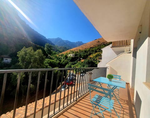 Balcony/Terrace, Mountain view, River view