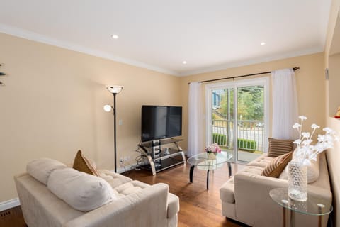 LOVELY 3 bedroom PORT MOODY spacious home 6 people free parking House in Port Moody