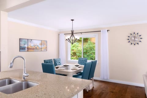 LOVELY 3 bedroom PORT MOODY spacious home 6 people free parking House in Port Moody