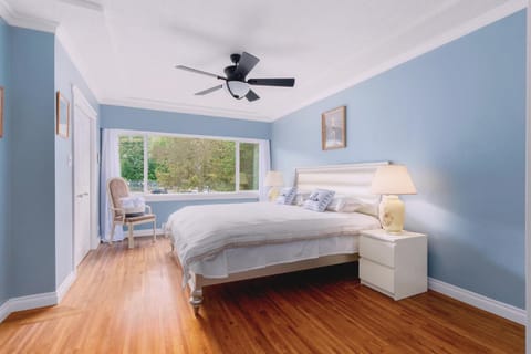 LOVELY 3 bedroom PORT MOODY spacious home 6 people free parking House in Port Moody