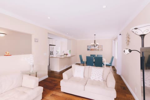 LOVELY 3 bedroom PORT MOODY spacious home 6 people free parking House in Port Moody