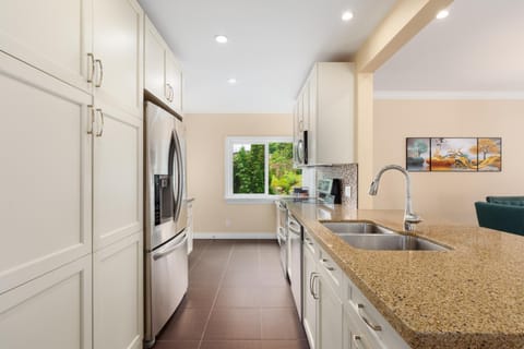 LOVELY 3 bedroom PORT MOODY spacious home 6 people free parking House in Port Moody