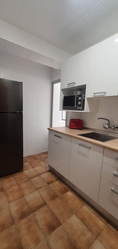 Kitchen or kitchenette, minibar