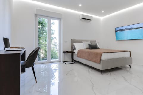 Bed, TV and multimedia, Balcony/Terrace, Photo of the whole room, Bedroom, hair dresser, air conditioner