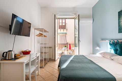 Bed, TV and multimedia, Coffee/tea facilities, Photo of the whole room, Bedroom, hair dresser