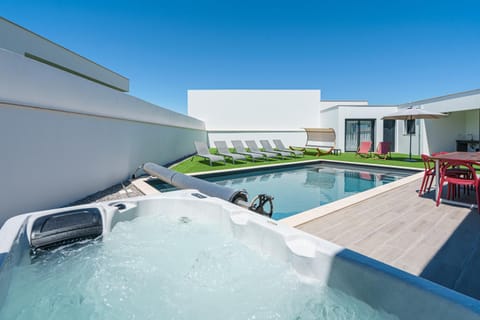 Property building, Hot Tub, Pool view, Swimming pool, sunbed