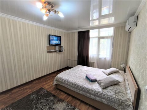 Bed, TV and multimedia, Photo of the whole room, Bedroom, towels