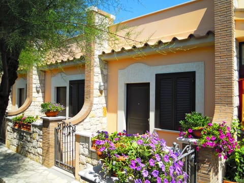 Property building, Facade/entrance, Garden, Decorative detail