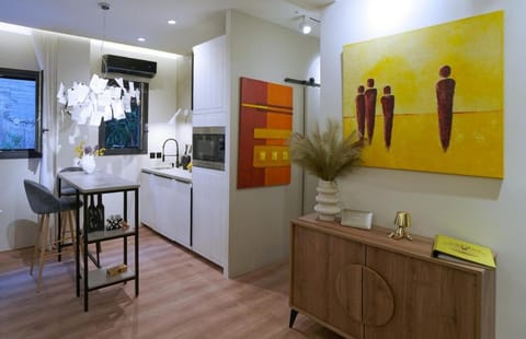 Kitchen or kitchenette, minibar, oven