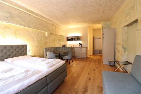 Bed, Kitchen or kitchenette, Living room, Photo of the whole room, Seating area, Bedroom, wardrobe