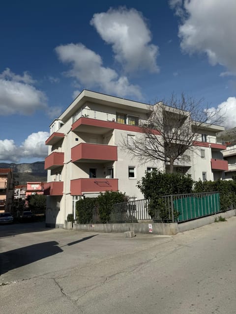 Apartment Charlie Apartment in Podstrana