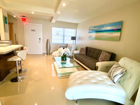 Premium Modern waterfront apartment with Miami Skyline view on the bay 5 mins drive to Miami Beach with free parking Apartment in North Bay Village