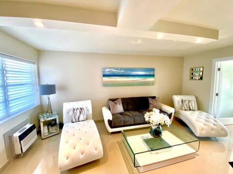 Premium Modern waterfront apartment with Miami Skyline view on the bay 5 mins drive to Miami Beach with free parking Apartment in North Bay Village