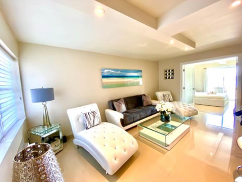 Premium Modern waterfront apartment with Miami Skyline view on the bay 5 mins drive to Miami Beach with free parking Apartment in North Bay Village