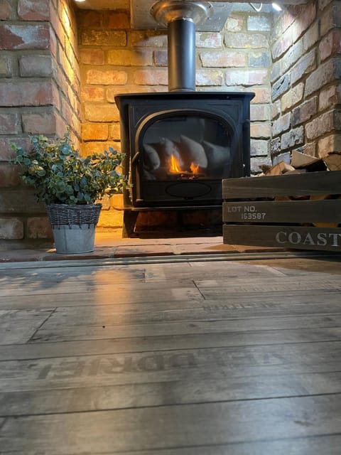 Den of Joy Humberston Fitties sleeps 6,hot tub,log burner Chalet in Humberston