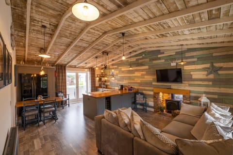 Den of Joy Humberston Fitties sleeps 6,hot tub,log burner Chalet in Humberston