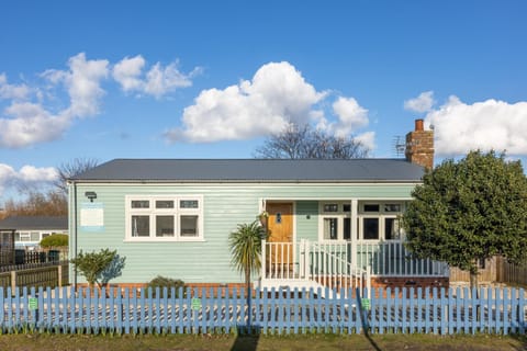 Den of Joy Humberston Fitties sleeps 6,hot tub,log burner Chalet in Humberston