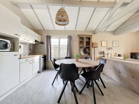 Kitchen or kitchenette, Dining area, dishwasher, minibar, stove, toaster