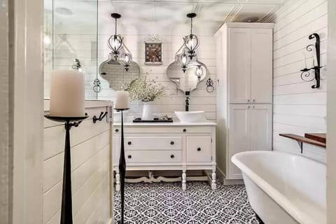 1930s Queen Anne Historic Downtown Retreat House in Medford