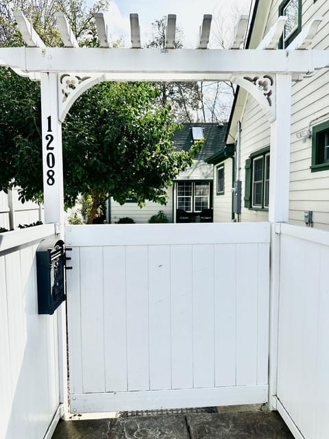 Near Downtown- Kitchen-washerdryer-parking Apartment in Medford