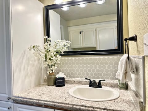 Near Downtown- Kitchen-washerdryer-parking Apartment in Medford