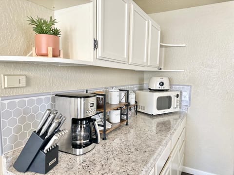 Near Downtown- Kitchen-washerdryer-parking Apartment in Medford