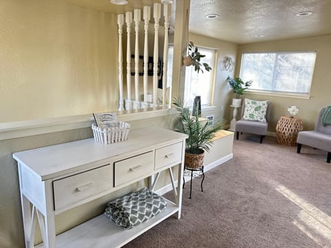 Near Downtown- Kitchen-washerdryer-parking Apartment in Medford