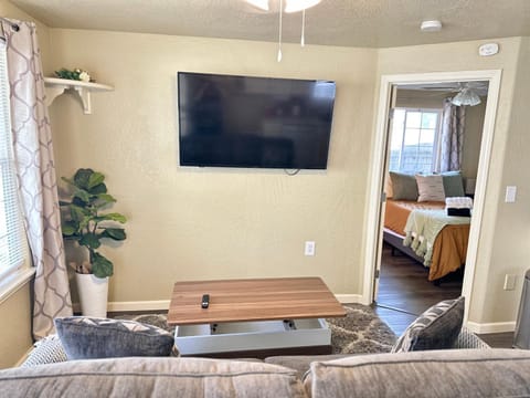 Near Downtown- Kitchen-washerdryer-parking Apartment in Medford