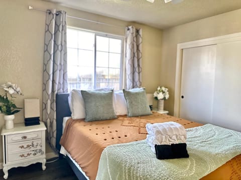 Near Downtown- Kitchen-washerdryer-parking Apartment in Medford