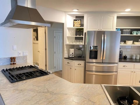 Chef's Kitchen Pool Bright, Spacious 4 Bed House in Medford