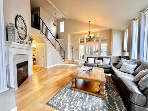 Chef's Kitchen Pool Bright, Spacious 4 Bed House in Medford