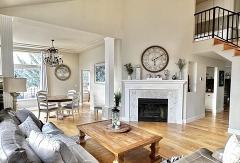 Chef's Kitchen Pool Bright, Spacious 4 Bed House in Medford