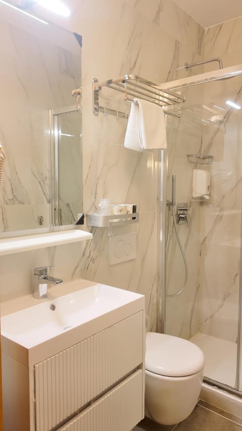 Shower, Toilet, towels
