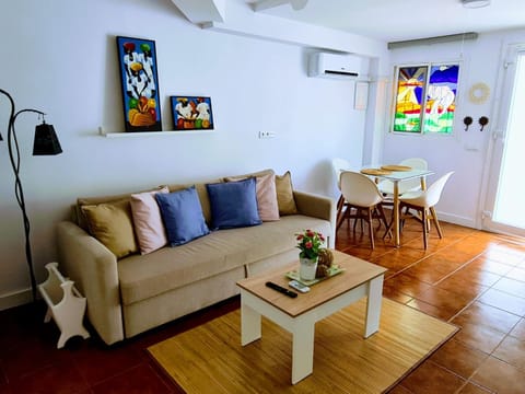 Seating area, Dining area, air conditioner