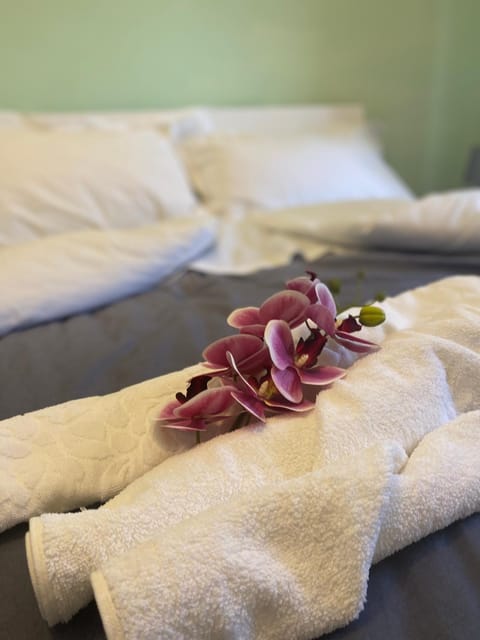 Bed, Bedroom, towels