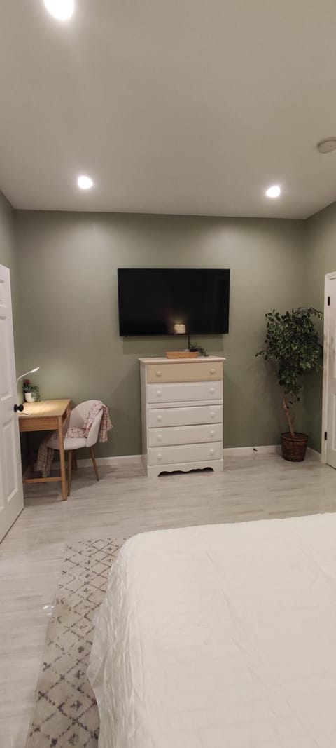 Bed, TV and multimedia, Bedroom, hair dresser