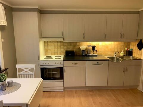 Coffee/tea facilities, Kitchen or kitchenette, dishwasher, oven, stove, kitchen