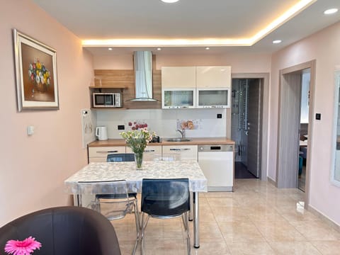 Kitchen or kitchenette, Seating area, Dining area, dishwasher, minibar