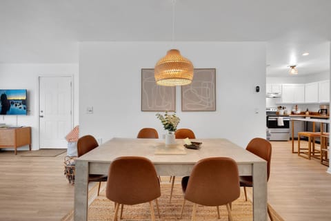 Kitchen or kitchenette, Living room, Seating area, Dining area