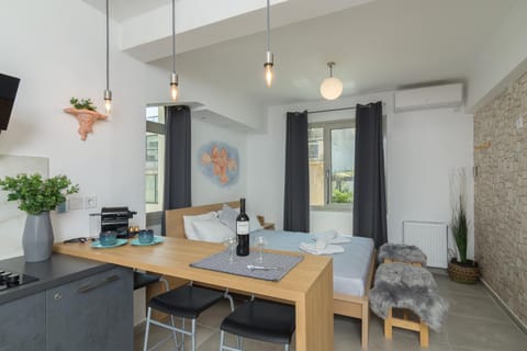 Bed, Kitchen or kitchenette