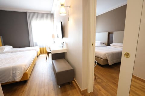 Bed, Photo of the whole room, Bedroom, Family