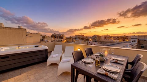 Patio, Day, Natural landscape, Hot Tub, View (from property/room), Balcony/Terrace, Living room, Seating area, Dining area, City view, Pool view, Swimming pool, Sunrise, Sunset