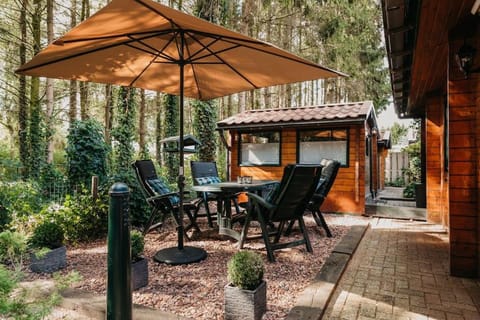 Patio, Day, Natural landscape, Garden, Dining area, Garden view