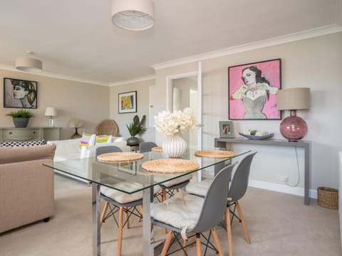 Kitchen or kitchenette, Living room, Other, Decorative detail, Seating area, Dining area