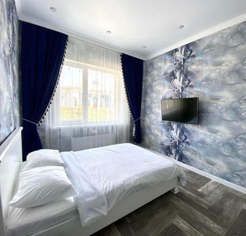 Bed, TV and multimedia, Bedroom